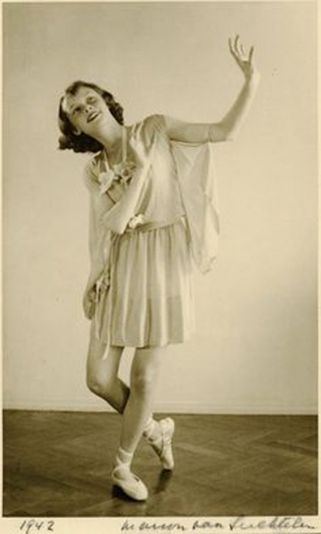Тогда она начала исполнять балетные номера, чтобы собрать средства для подполья. Эти времена были не так уж плохи, и она была в состоянии радоваться светлым периодам детства.