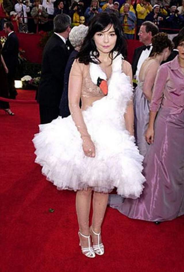 В 2001 Бьорк явилась на церемонию в костюме лебедя - она даже носила с собой сумочку в форме яйца, которую время от времени, присаживаясь, роняла, делая вид, что снесла яйцо. 