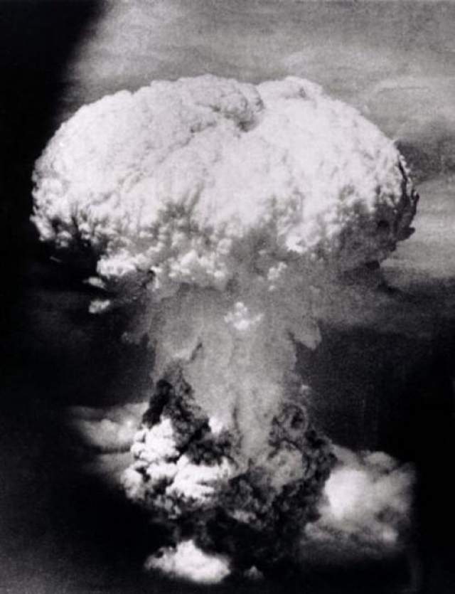 Сброс обеих бомб произвел ужасающий эффект. В Хиросиме на момент атаки население составляло около 245 тысяч человек. 