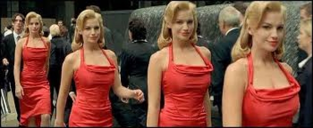 При съемках эпизода "Женщина в красном", когда Морфеус демонстрировал Нео симуляцию Матрицы, пришлось использовать пару десятков пар близнецов с одинаковой внешностью. Таким образом, создавалась иллюзия постоянно повторяющейся программы.