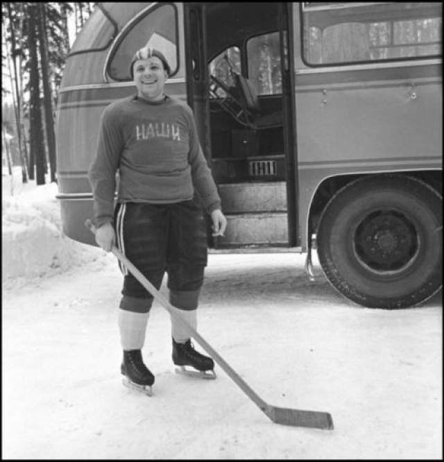 Капитан хоккейной команды "Наши" Юрий Гагарин ЦПК. Автор Смирнов Борис, 1963 год