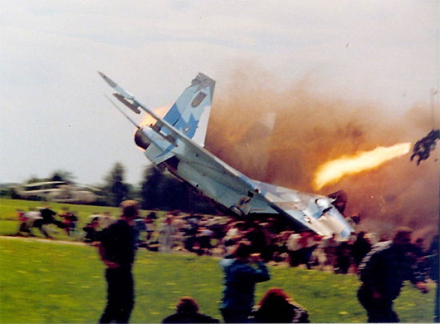 Затем самолет задел стоявший на аэродроме Ил-76, начал кувыркаться, пластом рухнул на землю и полностью разрушился. На месте падения прогремел взрыв и возник сильный пожар.