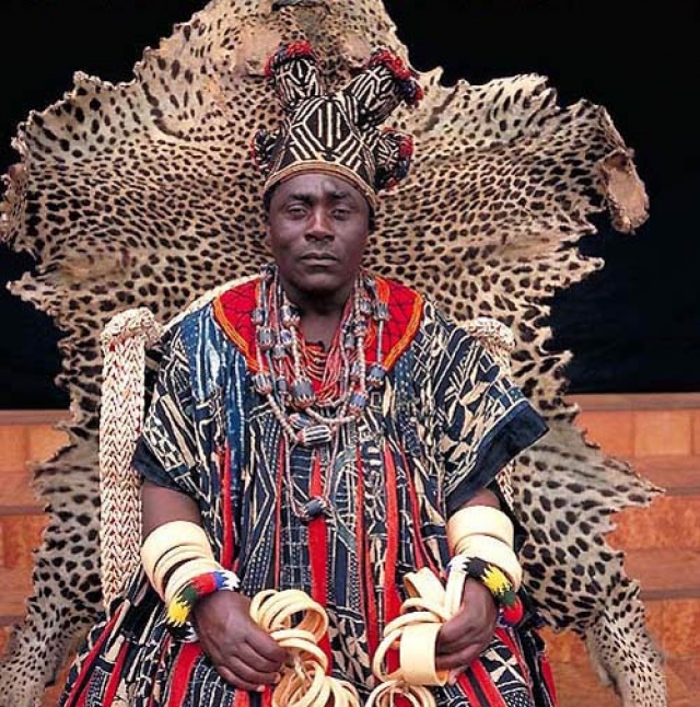 Хапи IV, король Бана. Эта королевская династия Камеруна связана с настоящей трагедией. В середине XII века ее первому королю пришлось отрезать голову собственной матери, чтобы доказать, что он не колдун.