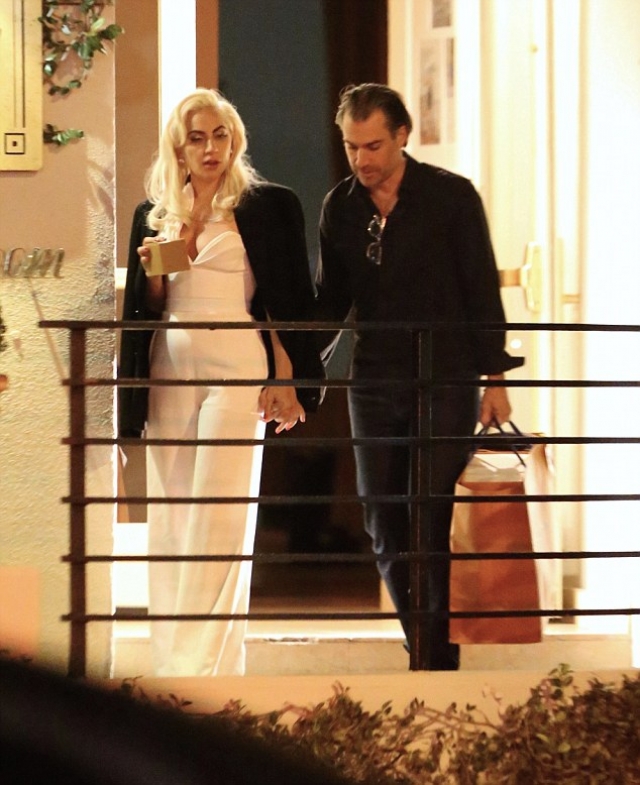 Леди Гага и Кристиан Карино. Пока многие фанаты певицы надеялись на ее воссоединение с Тейлором Кини, его место занял агент звезды Кристиан Карино.