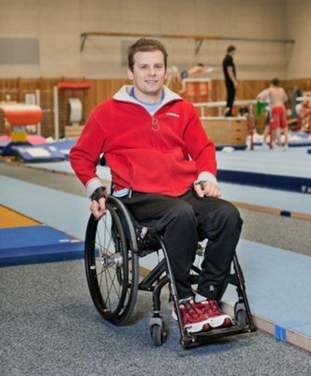 Прогнозы врачей оправдались - Ронни Зисмер до сих пор прикован к инвалидному креслу, однако руки у него не парализованы и он борется за каждый миллиметр движения.