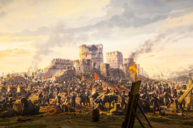 В 1453 году город был осажден турками, и кто-то случайно оставил одни из ворот открытыми, что позволило туркам проникнуть внутрь. Жители были перебиты или порабощены, был убит и император Константин Xl. 