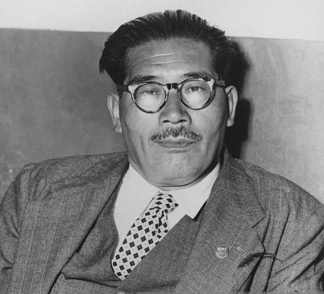 Инедзиро Асанума Японский политик, глава японской социалистической партии был убит 12 октября 1960 года во время политических дебатов в Токио.