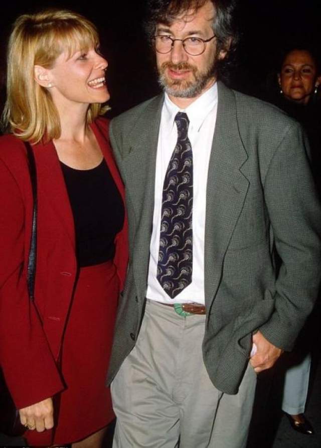 Свою вторую жену режиссер встретил на кастинге фильма "Индиана Джонс и Храм судьбы". Ей стала актриса Кейт Кэпшоу (исполнила роль Уилли Скотт, спутницы героя Харрисона Форда). Пара поженилась в 1991-м году и остается вместе и по сей день.  На фото: Стивен Спилберг и Кейт Кэпшоу в 1991 году