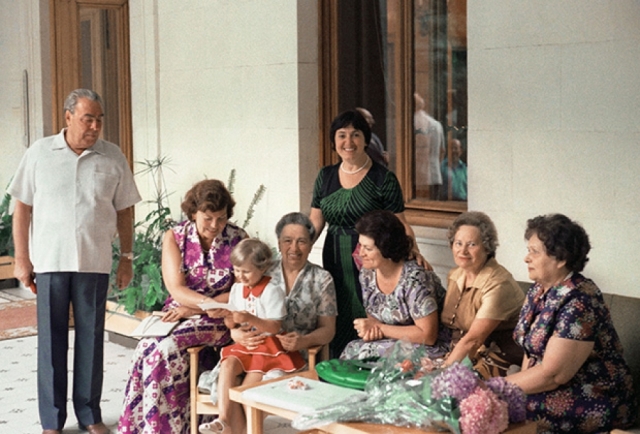 Брежнева предпочитала вести тихую роль домохозяйки, занимаясь детьми и готовкой.