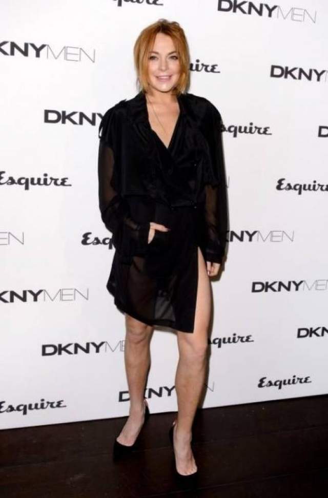 Скандальная американская актриса Линдси Лохан появилась на вечеринке в Лондоне изрядно навеселе, при этом одета она была в плащ на голое тело. 