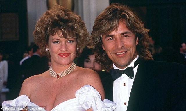 В 1989 году Мелани повторно вступила в брак с Джонсоном и через семь лет, в 1996 году, они вновь развелись. Гриффит бросила Дона ради Антонио Бандераса .