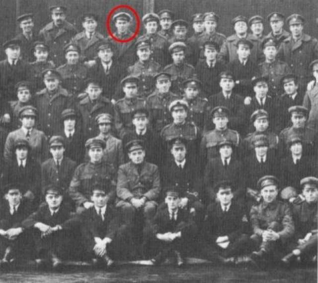 Эскадрон сэра Годдара (1919, опубликовано в 1975 году) На первый взгляд в это групповом снимке эскадрона Годдара, воевавшего во время первой мировой войны, нет ничего особенного. Однако, стоит присмотреться к самому верхнему ряду, где за спиной одного из офицеров отчетливо видно лицо человека. 