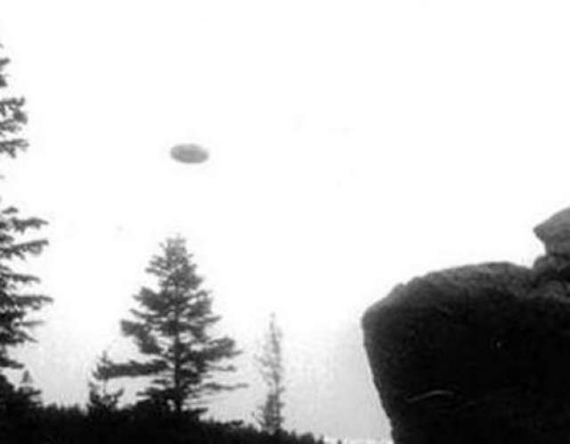 Этот снимок, якобы, НЛО был сделан в Чаплинкете, Польша в 1947 году. Фотограф неизвестен. 