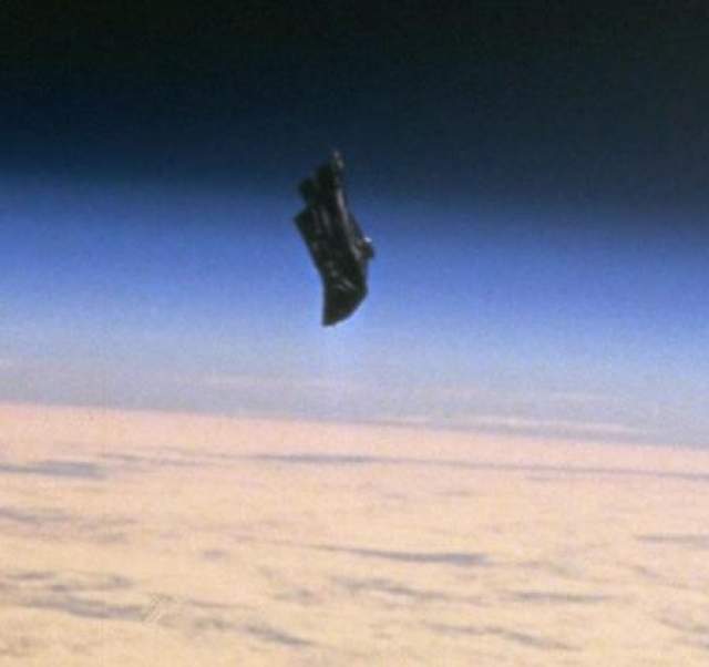 Черный рыцарь - 11 декабря 1998  Существует легенда, что вокруг Земли летает спутник, получивший название "Черный рыцарь", который способен принимать и отправлять сигналы. О его происхождении мало что известно. 