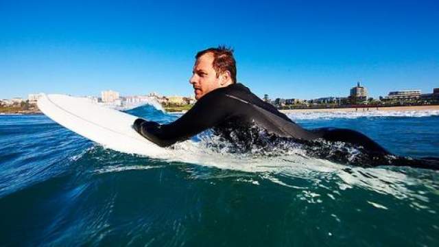 Серферс, пережившему нападение акулы, медики сохранили оторванную руку.  Тридцатитрехлетний Гленн Оргиас был атакован большой белой акулой во время серфинга возле побережья Сиднея. 