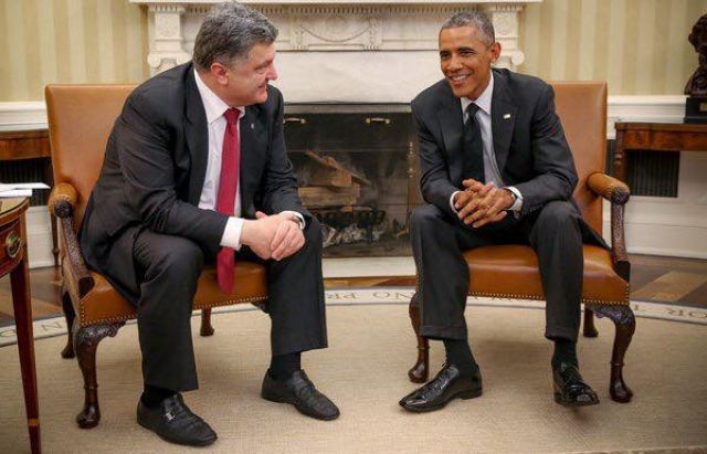 Отдельной темой для разговоров стали поношенные и не чищенные туфли Петра, которые он надел на встречу с Бараком Обамой.