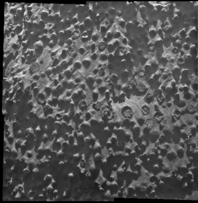 Еще более странная фотография была сделана в 2012 году. Марсоход наткнулся на странные шарообразные структуры диаметром около 3 миллиметров, чем-то напоминавшие "чернику". Ученые НАСА предположили, что это подобная шарообразная форма камней - результат возможного прошлого присутствия воды на планете. 