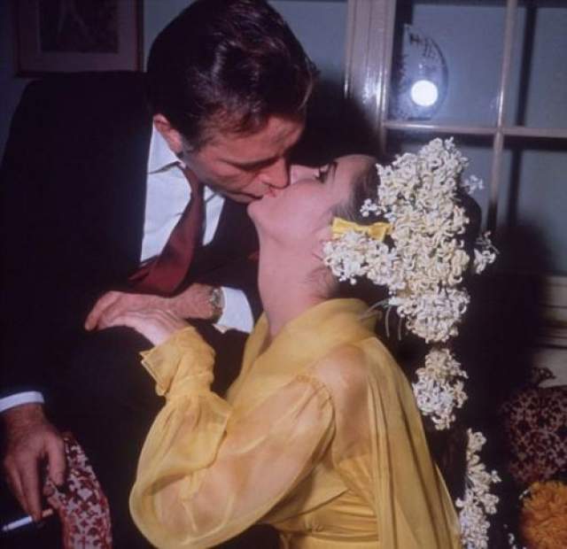 В 1964 году Элизабет Тейлор и Ричард Бартон поженились в королевском люксе отеля Ritz-Carlton в Монреале. 