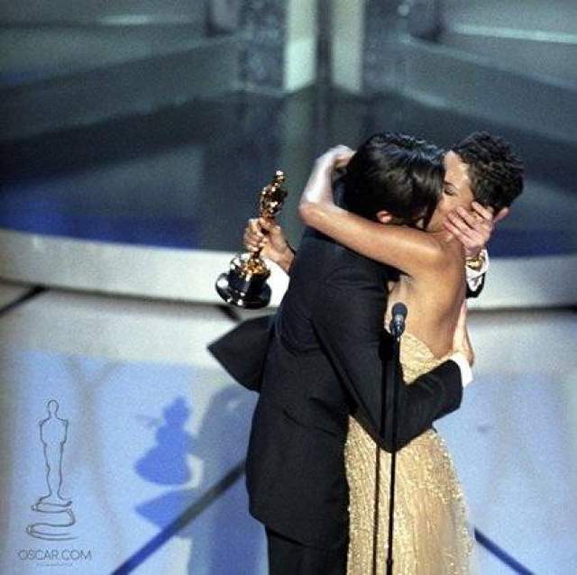Сочный поцелуй Эдриана Броуди и Холли Берри стал одним из самых ярких моментов "Оскара-2003". Актер был так взволнован и счастлив получить статуэтку за лучшую мужскую роль в фильме "Пианист", что решил все свои бурные эмоции выразить не в благодарственной речи, а в поцелуе. 