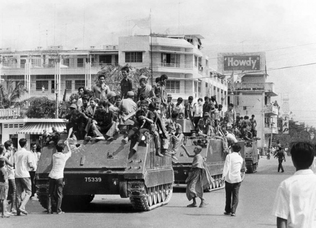 17 апреля 1975 года "красные кхмеры" захватили столицу Камбоджи Пномпень, установили диктатуру и объявили о начале "революционного эксперимента" для построения в Камбодже "стопроцентного коммунистического общества" в Демократической Кампучии.