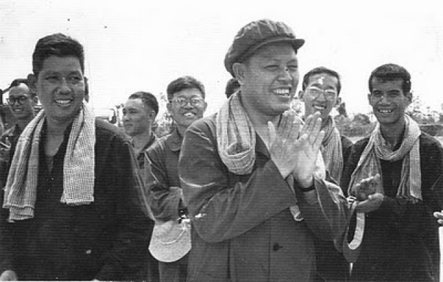 В 1977 году после некоторого затишья произошел резкий всплеск боевых действий. "Красные кхмеры" переходили границу и убивали мирных вьетнамских жителей: крупнейшая трагедия произошла в апреле 1978 года в селении Бачук, провинция Анзянг, все население которого – 3000 человек – было истреблено.