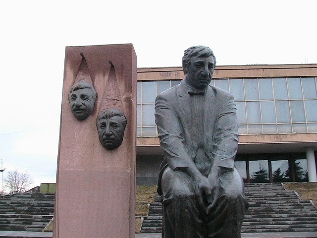 Скончался 29 декабря 1993 года в своей квартире в Ереване. На похороны пришли тысячи людей, траурная колонна с телом Мкртчяна прошла по центральной улице города.
