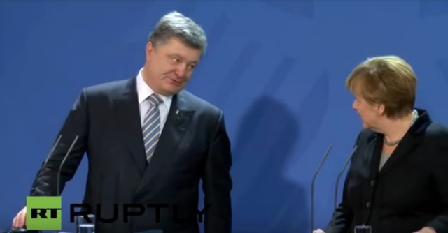 Так, после совместной пресс-конференции украинский лидер забыл пожать руку канцлеру ФРГ.