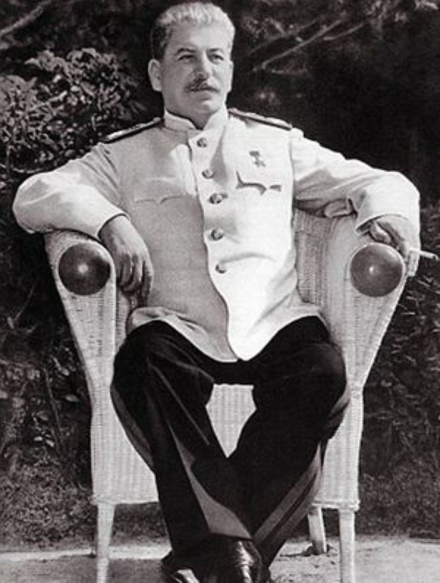 Иосиф Сталин. Генсеку полагался отпуск в полтора месяца, из которых по назначению он использовал дней 30. Однако иногда его отпуска могли продолжаться и до трех месяцев.