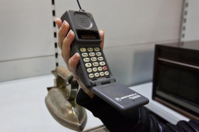 Первый же коммерческий мобильный телефон назван компанией MOTOROLA DynaTAC 8000X.Он был способен запомнить тридцать номеров, весил восемьсот грамм и стоил почти четыре тысячи долларов.
