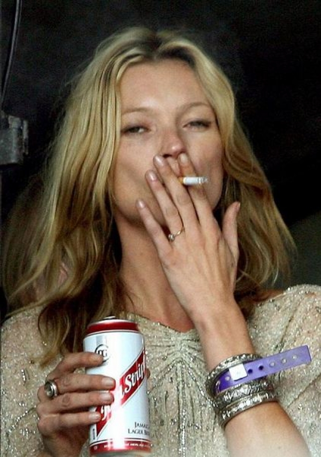То, что модель Кейт Мосс обладает настоящим рок-н-ролльным нравом давно известно, в прессе часто мелькали ее фото с сигаретой или спиртным.